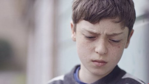 garçon victime de violence verbale pendant l'enfance