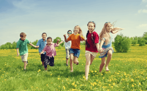 enfants qui courent : l'éducation aux valeurs