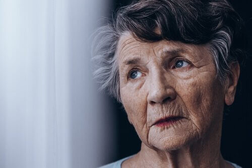 femme âgée avec déficit cognitif léger