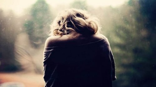 femme avec douleurs à cause des maladies sexuellement transmissibles