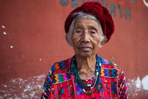 femme avec un regard plein de peur