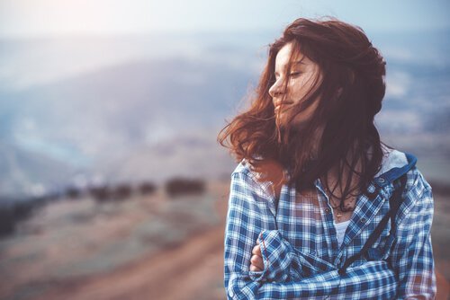 femme qui pense à l'équilibre émotionnel