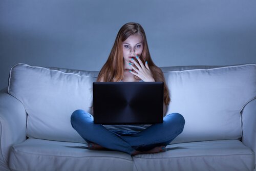femme qui regarde un film : le cinéma comme outil psychothérapeutique