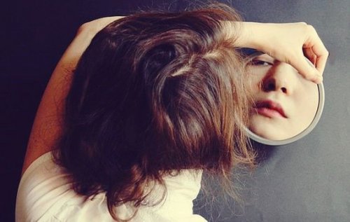 reflet d'une femme dans son miroir