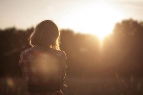 femme triste cherchant l'équilibre émotionnel