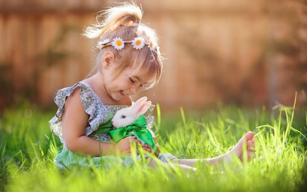 petite fille et lapin : l'éducation aux valeurs