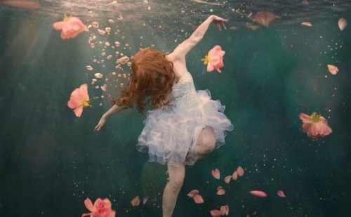 fille sous l'eau