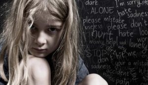 La violence verbale pendant l'enfance laisse des traces