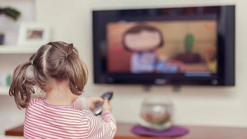 Les enfants regardent le même film encore et encore