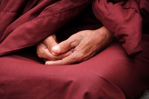 mains d'un moine