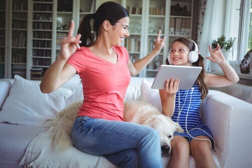 mère et fille qui dansent