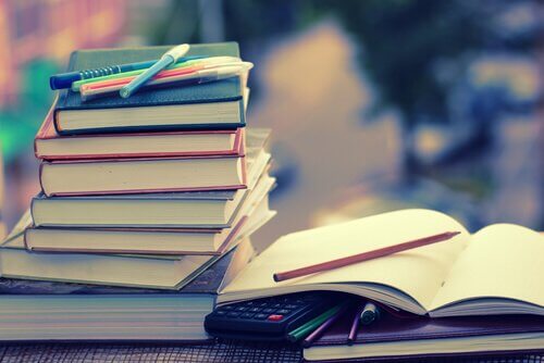 pile de livres de candidats