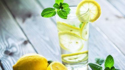 Pourquoi devrions-nous boire un verre d'eau tiède avec du citron le matin ?