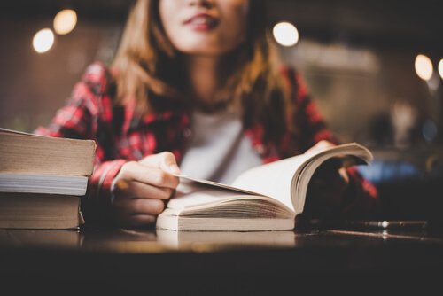 adolescente qui lit