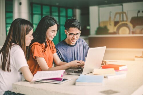 adolescents qui étudient en groupe