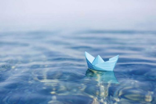 bateau en papier sur l'eau