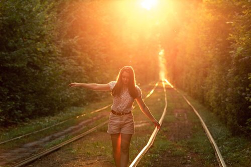 femme sur les rails ayant battu en retraite pour avancer