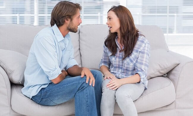 couple parlant de ses problèmes pour pallier à une infidélité émotionnelle