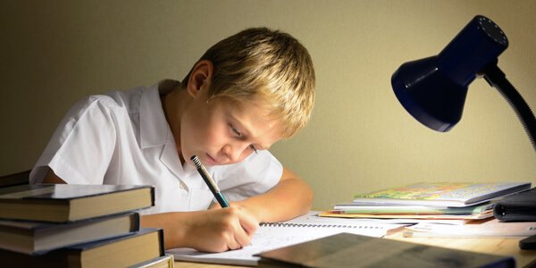 enfant faisant ses devoirs