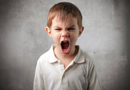 enfant qui crie à cause de la psychopathie infantile