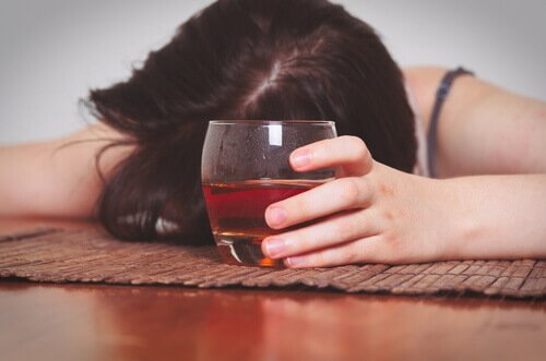 femme souffrant d'alcoolorexie