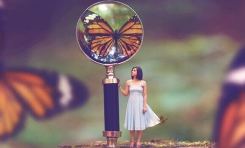 femme avec une loupe