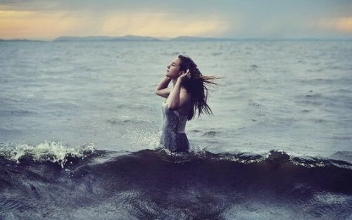 femme dans la mer
