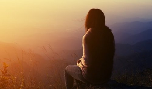 femme de dos ayant battu en retraite