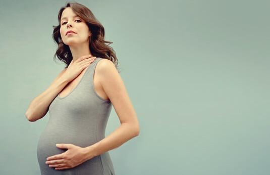lien entre thyroïde et grossesse : modifications hormonales 