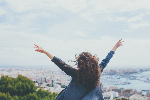 femme heureuse ayant développé sa force de volonté