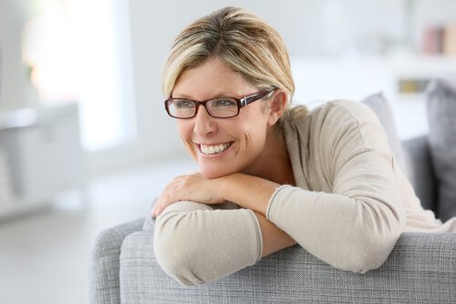 femme mûre qui s'aime davantage aujourd'hui qu'il y a 10 ans