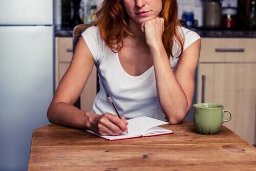 femme qui fait une liste des choses à faire pour combattre l'épuisement émotionnel