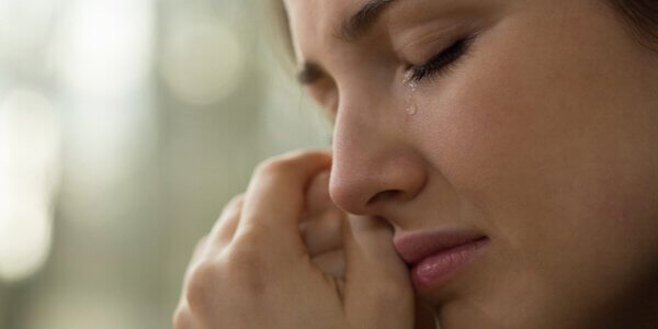 femme pleurant suite à une rupture 