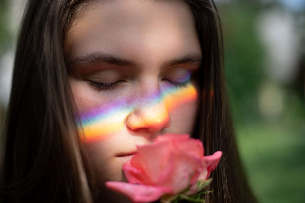 femme plongée dans ses souvenirs qui sent une rose