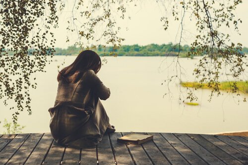 femme ayant le coeur brisé