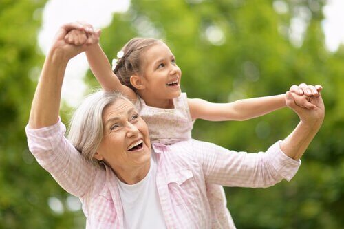 Grands-parents baby-sitters : la véritable clé de la conciliation professionnelle et familiale