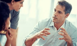 Comment se montrer sûr de soi dans une conversation