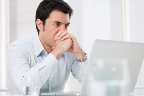 homme préoccupé avoir été renvoyé