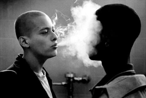 homme qui fume dans American History X