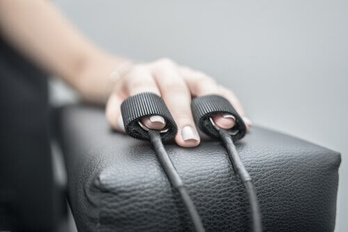 main d'une personne testée par le polygraphe