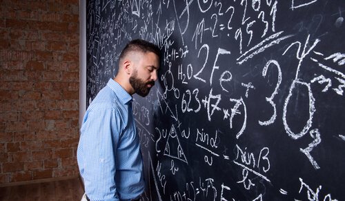 professeur fatigué souffrant du syndrome d'épuisement