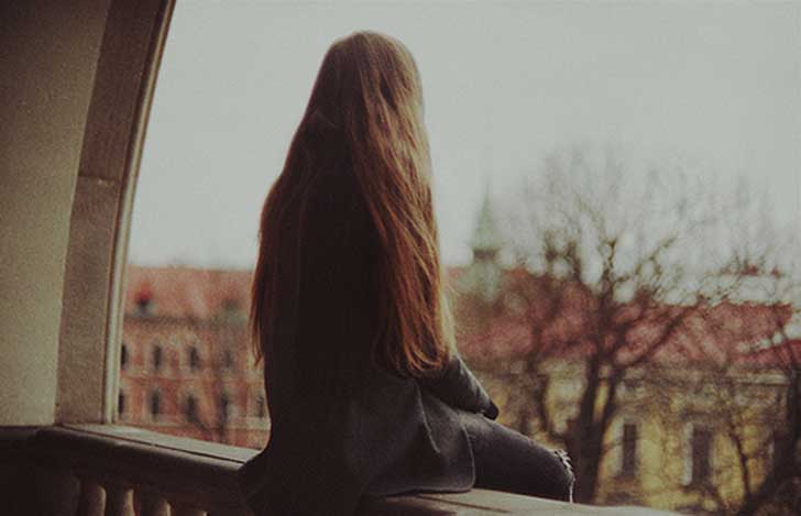 femme souffrant du syndrome de solitude chronique