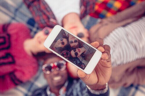 amis faisant un selfie