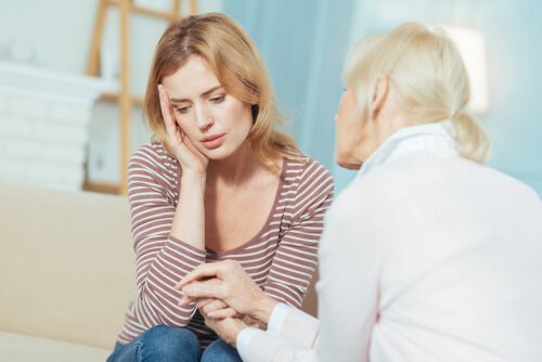 femme épuisée de parler aux autres