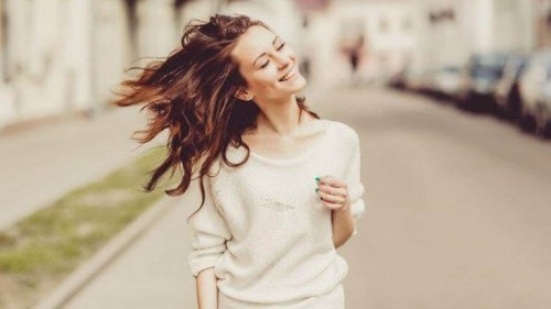 femme heureuse ayant un langage positif