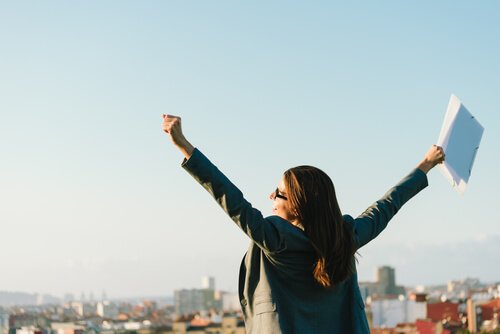 femme heureuse qui a réussi à vaincre l'anxiété au travail
