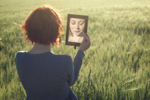 Le besoin d'être quelqu'un nous empêche d'être nous-même