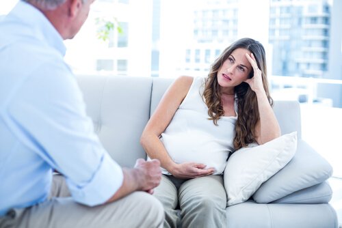 femme subissant du stress pendant la grossesse