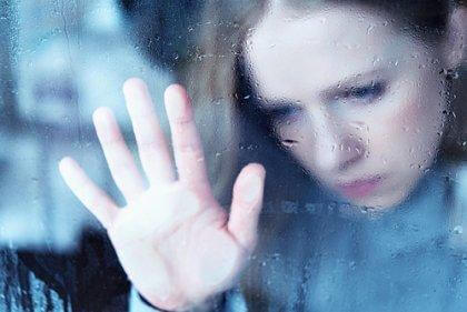femme triste suite à la perte d'un être aimé