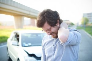 Le coup de fouet cervical  : symptômes, causes et traitement